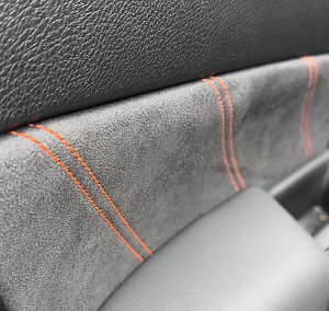 Orangefarbene Ziernähte an der Tür im Vitara X-ITE Sodnermodell
