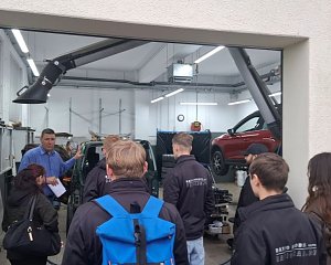 Führung durch das Autohaus in Gornau durch Filialleiter Erik Reuchsel