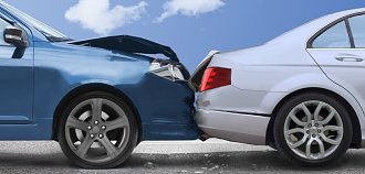 Auffahrunfall mit zwei Fahrzeugen und Unfall im Vorderbereich des hinteren Autos(TÜV Süd)