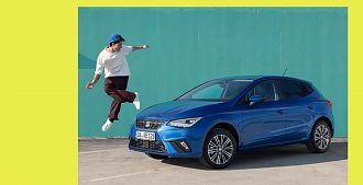 Gelber Hintergrund mit Text SEAT Summer Deals, im Vordergrund ein Foto vom SEAT Ibiza (seat)