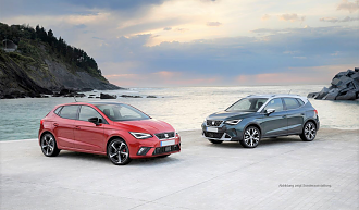 Seat Ibiza und Arona vor dem Meer, felsige Landschaft(seat)
