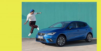 Gelber Hintergrund mit Text SEAT Summer Deals, im Vordergrund ein Foto vom SEAT Ibiza  (seat)