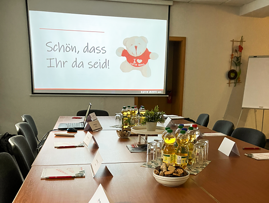Besprechungsraum für den Azubitag mit laufender Präsentation (Ratio Mobil)