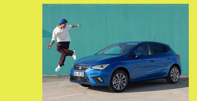 Gelber Hintergrund mit Text SEAT Summer Deals, im Vordergrund ein Foto vom SEAT Ibiza 