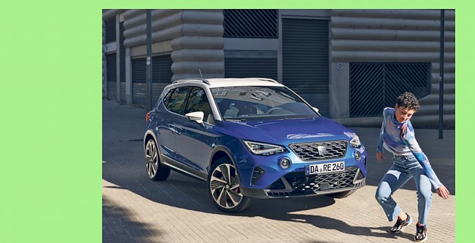 Grüner Hintergrund mit Text SEAT Summer Deals, im Vordergrund ein Foto vom SEAT Arona