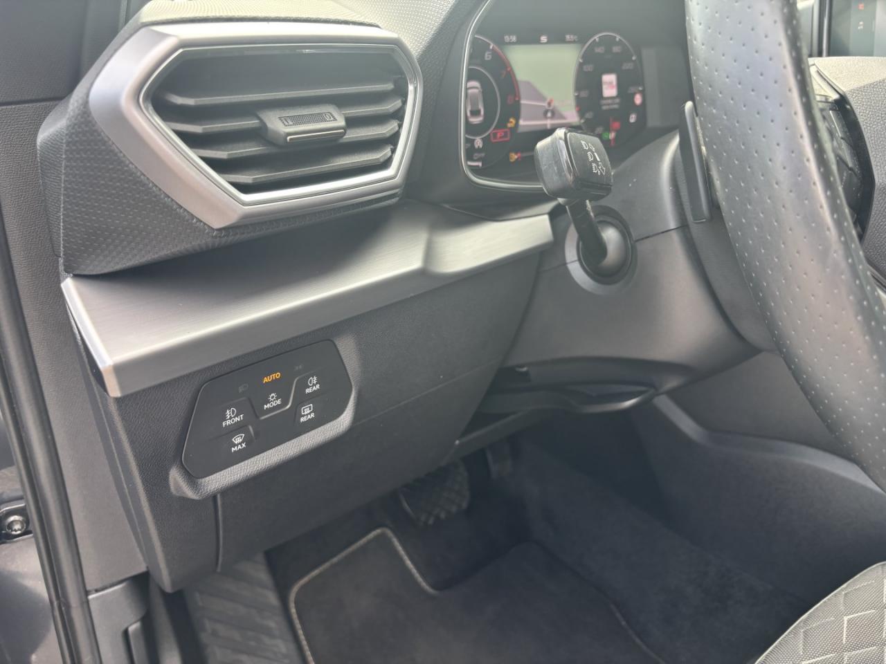 Seat LEON SPORTSTOURER FR 1.5 TSI DSG NAVI EINPARKH. Bildbeschreibung: Seat LEON SPORTSTOURER FR 1.5 TSI DSG NAVI EINPARKH.