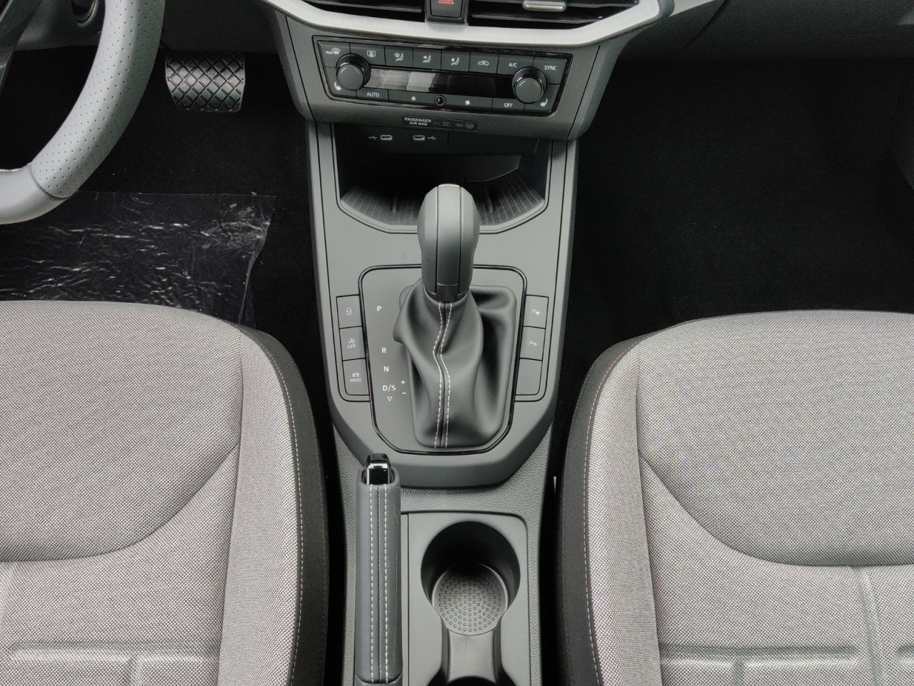 Seat ARONA FR 1.0 TSI DSG, CO2-Klasse: D, NAVI AHZV-VORBER. SHZ EPH Bildbeschreibung: Seat ARONA FR 1.0 TSI DSG, CO2-Klasse: D, NAVI AHZV-VORBER. SHZ EPH