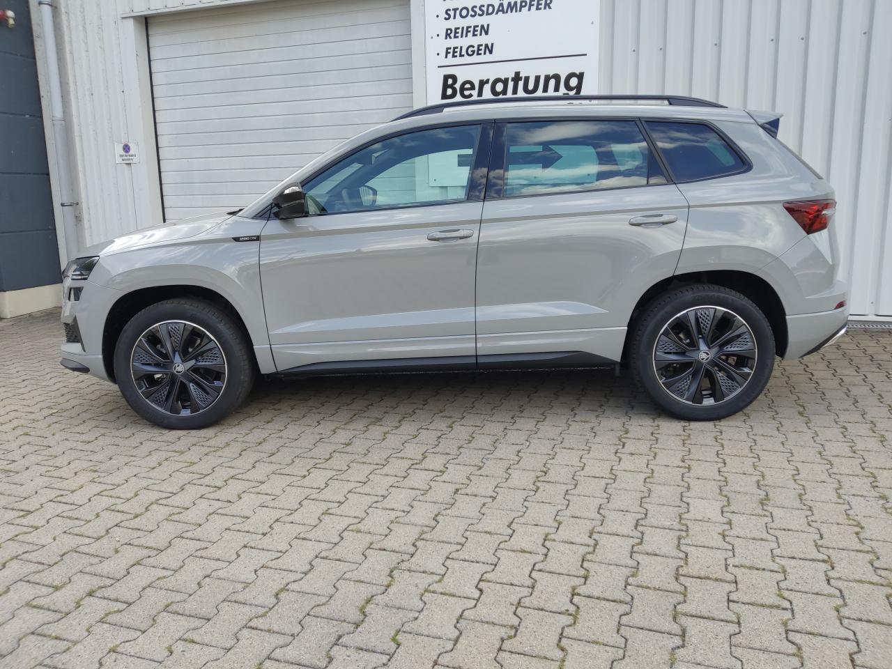 Skoda KAROQ SPORTLINE 2.0 TSI DSG 4X4, CO2-Klasse: F, AHZV MATRIX-LED Bildbeschreibung: Skoda KAROQ SPORTLINE 2.0 TSI DSG 4X4, CO2-Klasse: F, AHZV MATRIX-LED