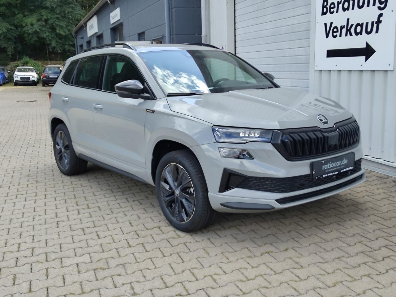 Skoda KAROQ SPORTLINE 2.0 TSI DSG 4X4, CO2-Klasse: F, AHZV MATRIX-LED Bildbeschreibung: Skoda KAROQ SPORTLINE 2.0 TSI DSG 4X4, CO2-Klasse: F, AHZV MATRIX-LED