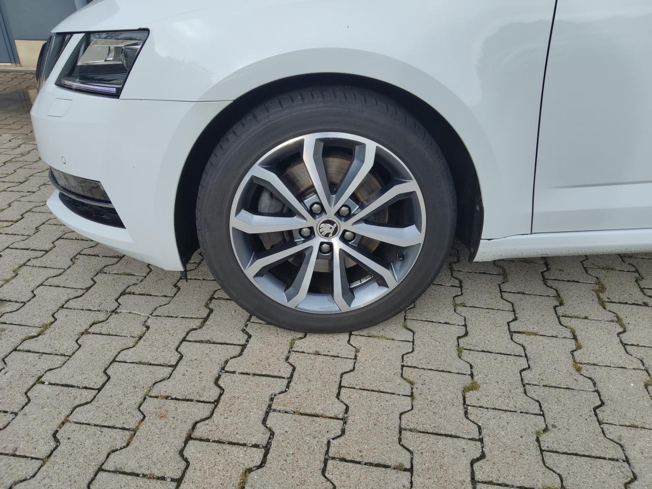 Skoda OCTAVIA COMBI STYLE 4X4 2.0 TDI LED AHZV KAMERA Bildbeschreibung: Skoda OCTAVIA COMBI STYLE 4X4 2.0 TDI LED AHZV KAMERA