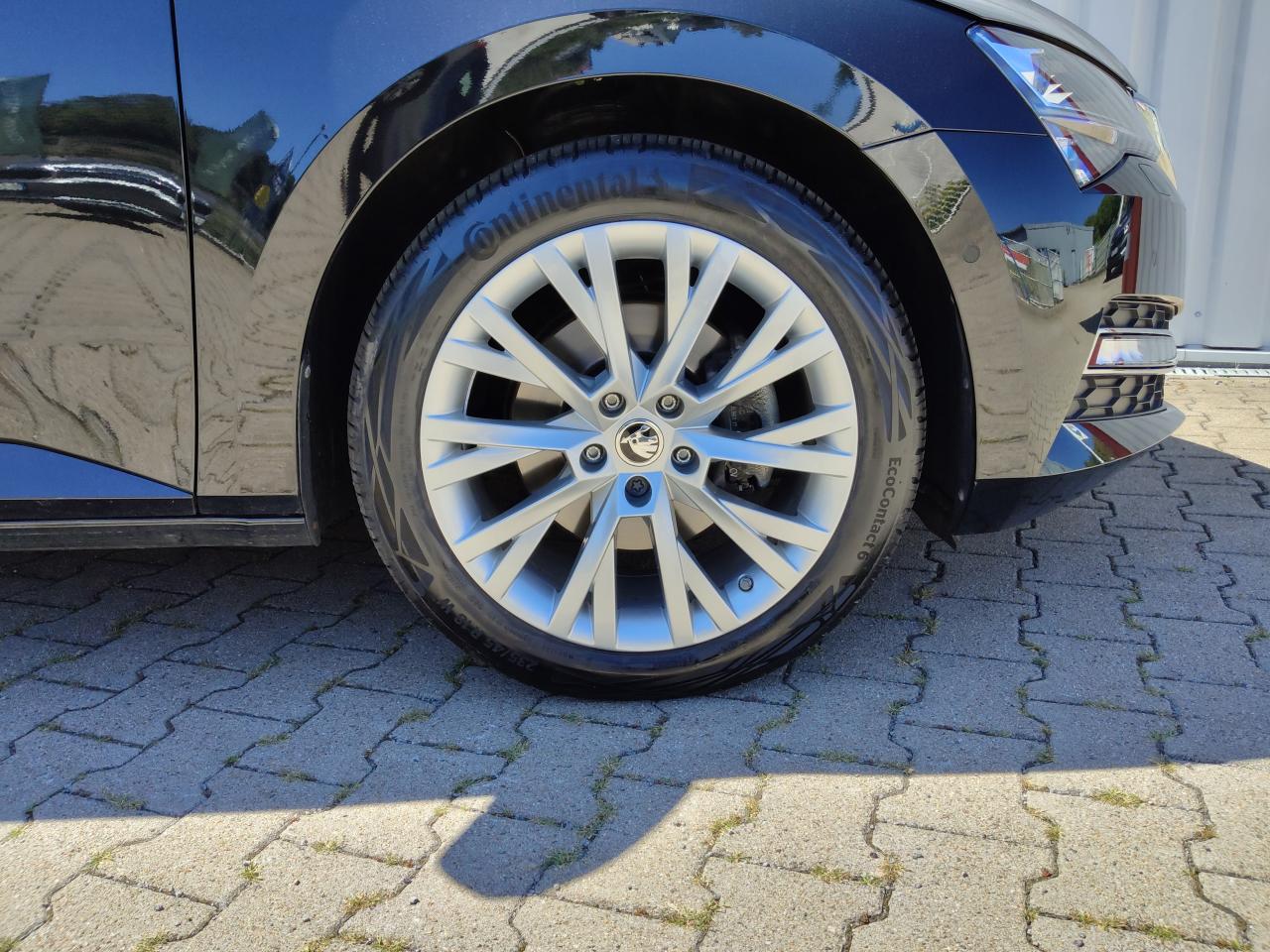 Skoda SUPERB COMBI STYLE 2.0 TDI DSG 4X4 PANORAMADACH Bildbeschreibung: Skoda SUPERB COMBI STYLE 2.0 TDI DSG 4X4 PANORAMADACH