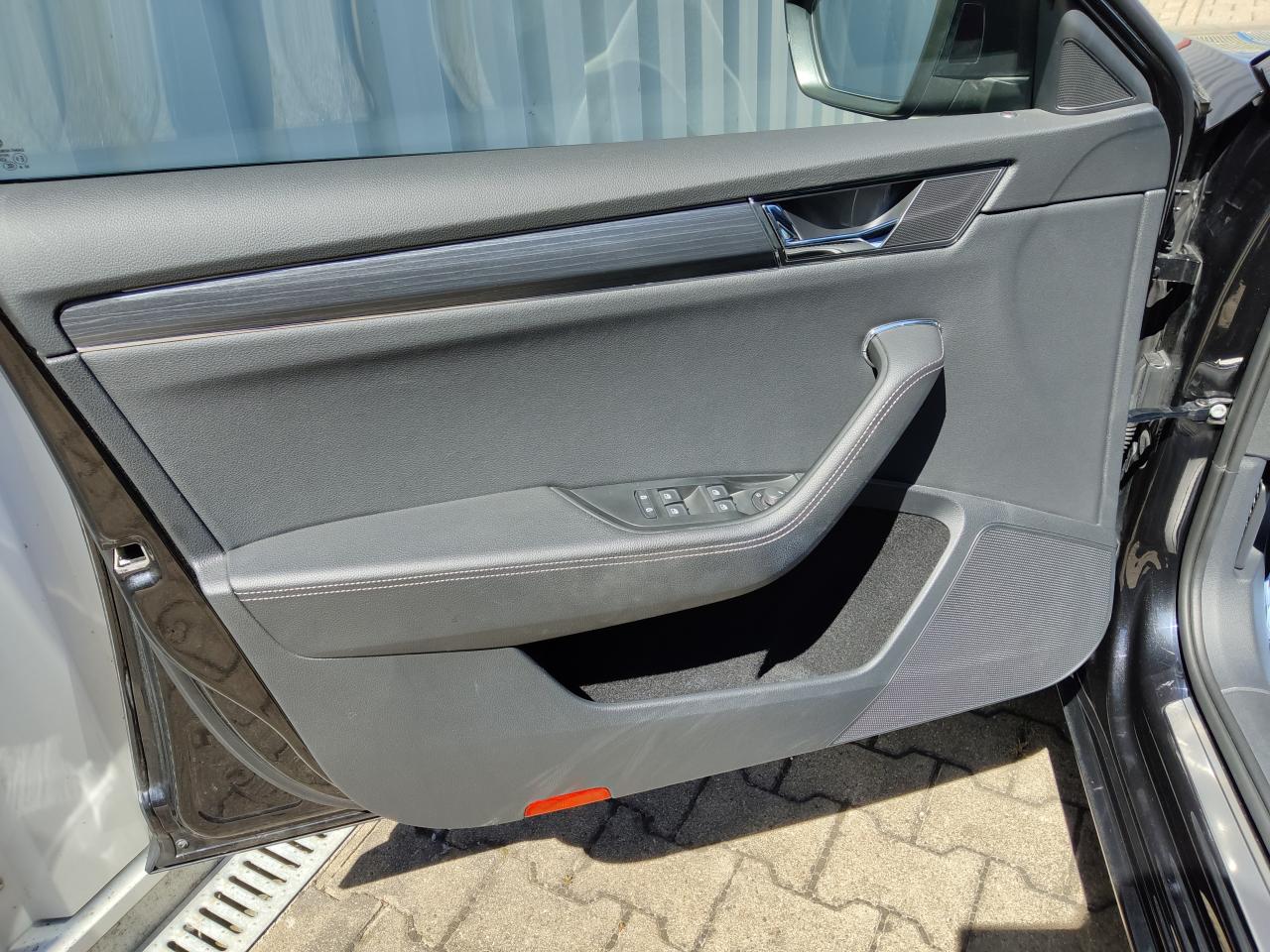 Skoda SUPERB COMBI STYLE 2.0 TDI DSG 4X4 PANORAMADACH Bildbeschreibung: Skoda SUPERB COMBI STYLE 2.0 TDI DSG 4X4 PANORAMADACH