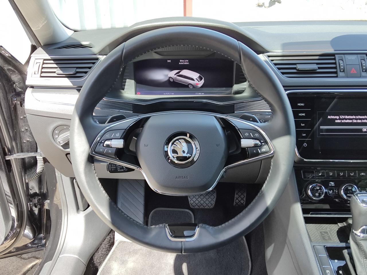 Skoda SUPERB COMBI STYLE 2.0 TDI DSG 4X4 PANORAMADACH Bildbeschreibung: Skoda SUPERB COMBI STYLE 2.0 TDI DSG 4X4 PANORAMADACH