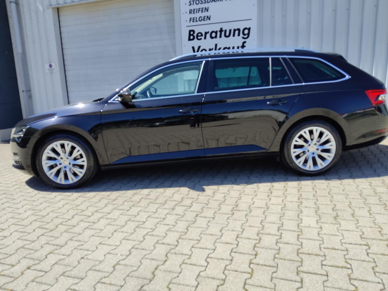 Skoda SUPERB COMBI STYLE 2.0 TDI DSG 4X4 PANORAMADACH Bildbeschreibung: Skoda SUPERB COMBI STYLE 2.0 TDI DSG 4X4 PANORAMADACH