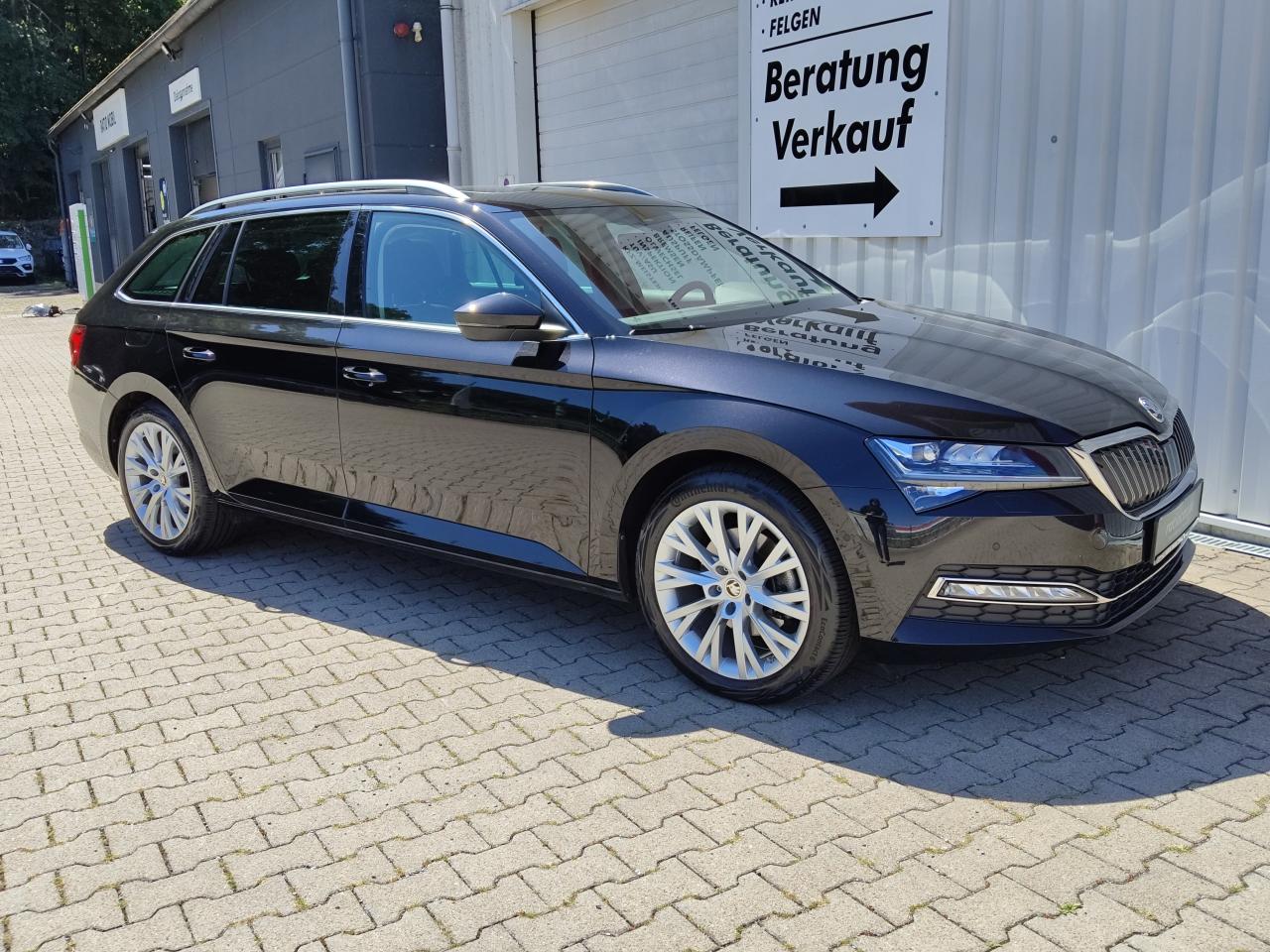 Skoda SUPERB COMBI STYLE 2.0 TDI DSG 4X4 PANORAMADACH Bildbeschreibung: Skoda SUPERB COMBI STYLE 2.0 TDI DSG 4X4 PANORAMADACH